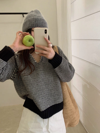 // 設計感撞色領一粒鈕細間條毛衣