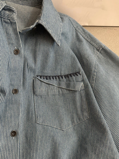 B178 / 設計感刺繡口袋+領邊細間條牛仔恤衫