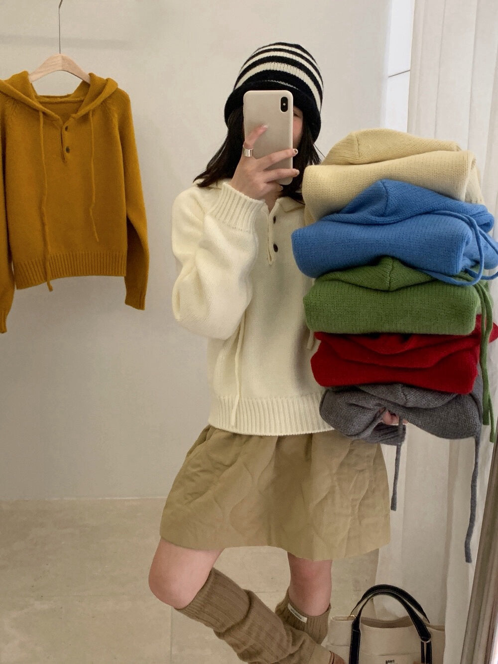 // 鈕扣設計連帽落肩毛衣