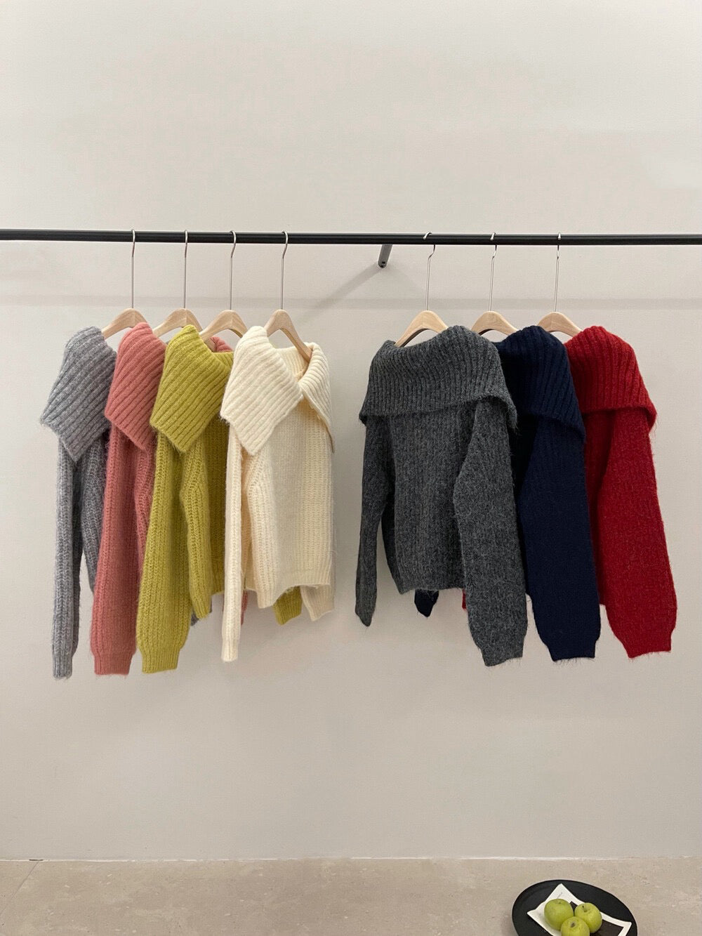 // 8%wool溫柔一字領鈕扣大翻領毛衣