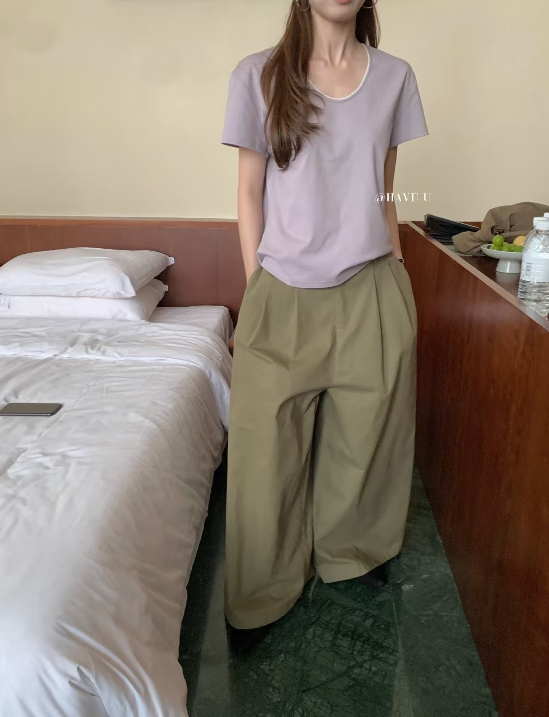// 基礎U型領口TEE