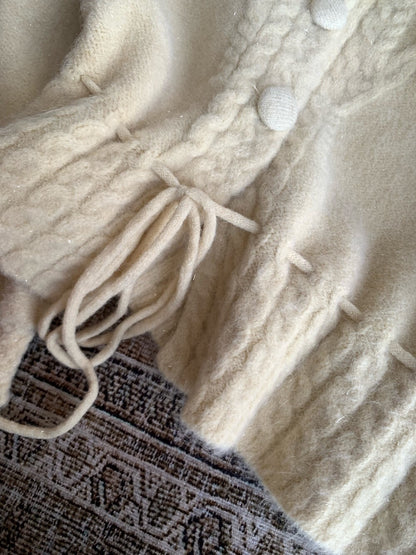 // 復古感麻花包扣綁帶腰毛衣