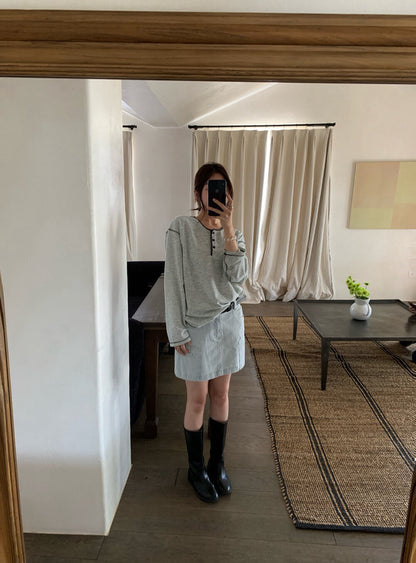 // 撞色及邊縫線亨利領TEE