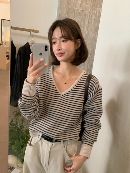 // 超軟糯氛圍感V領幼間條NT