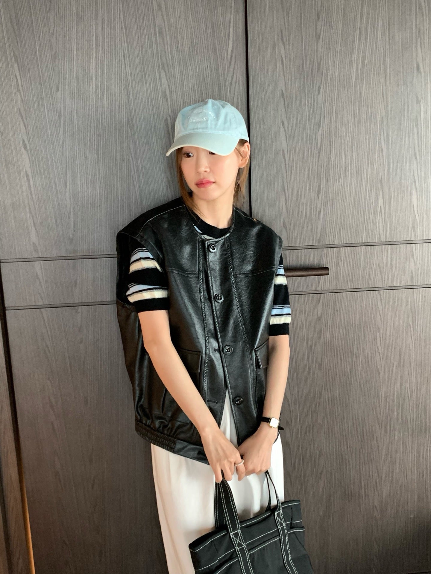 // 超帥圓領口袋彷皮背心外套