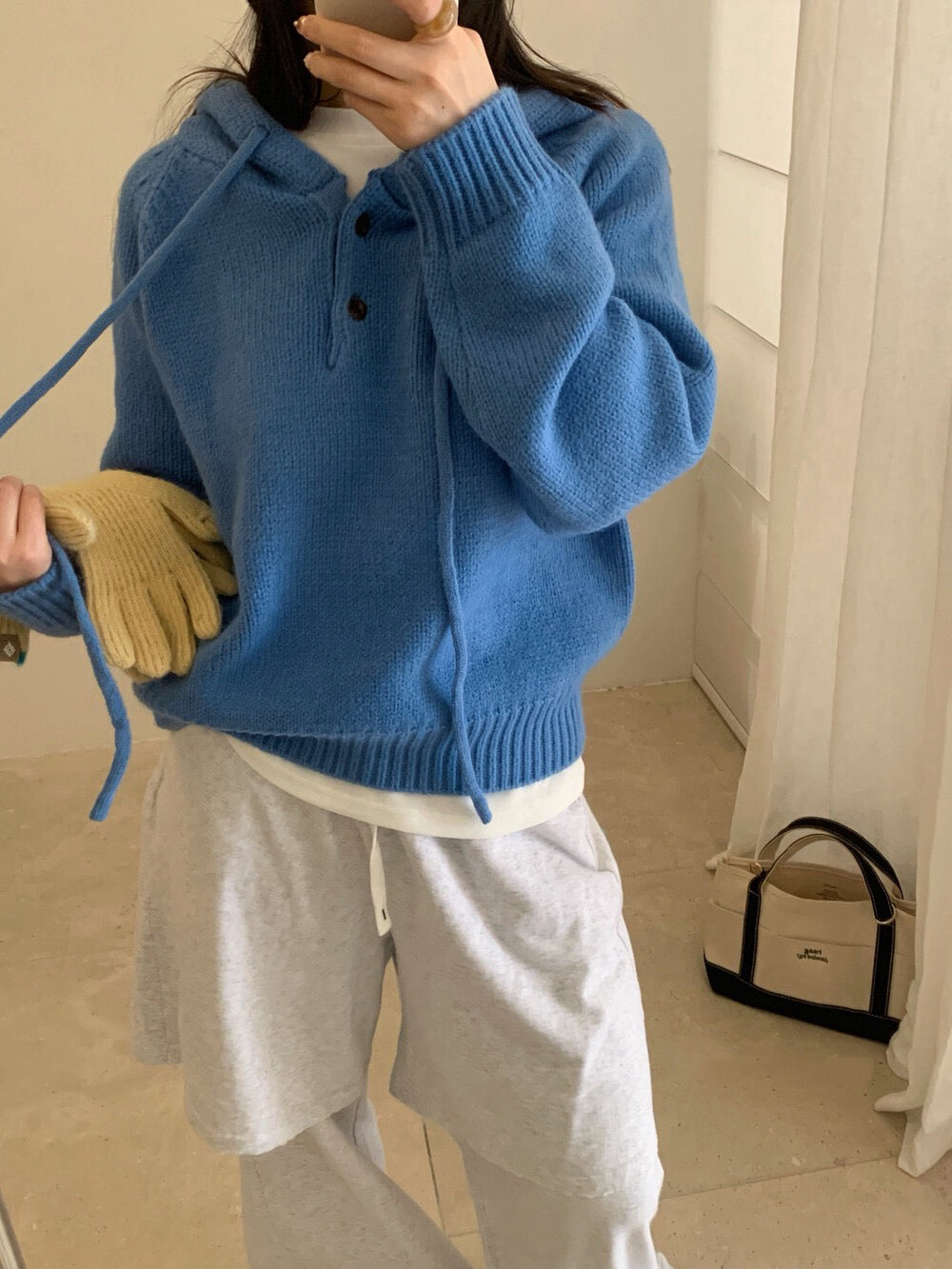 // 鈕扣設計連帽落肩毛衣