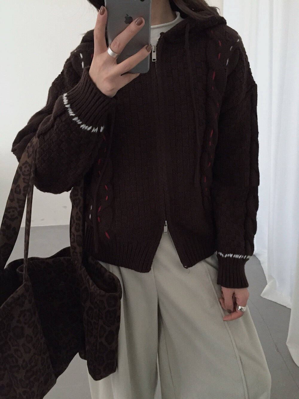 // 特別織紋撞色線麻花連帽CD