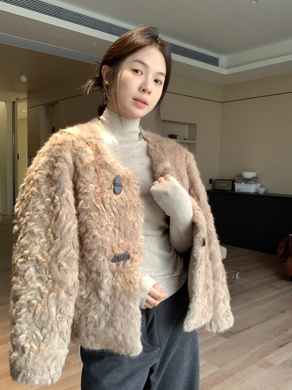 // 牛角扣麂皮底毛毛外套