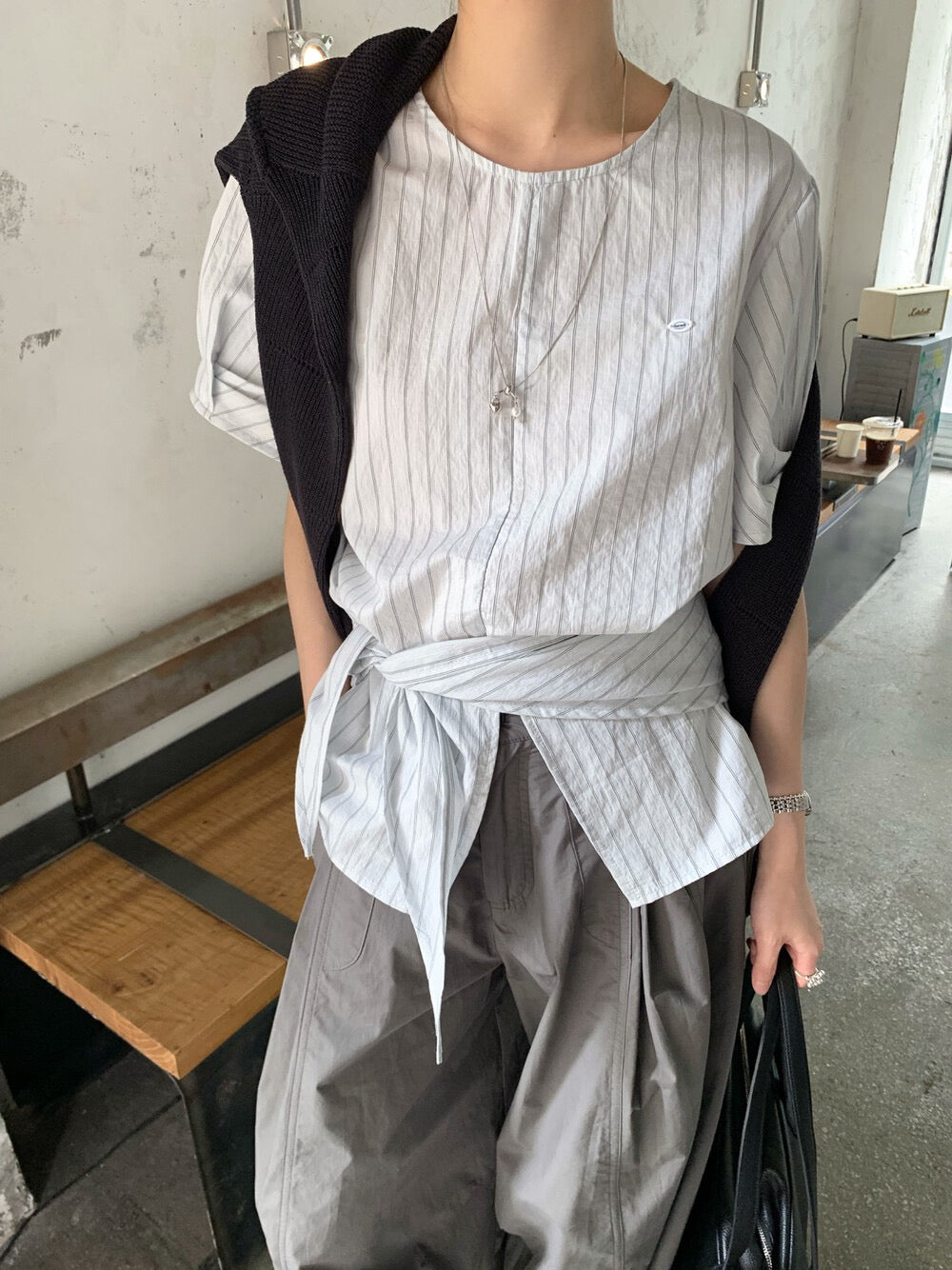 // 簡約風壓褶袖口間條開叉BL(連披肩)