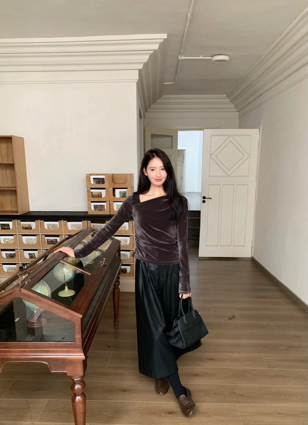 // 氣質斜領口絲絨BL