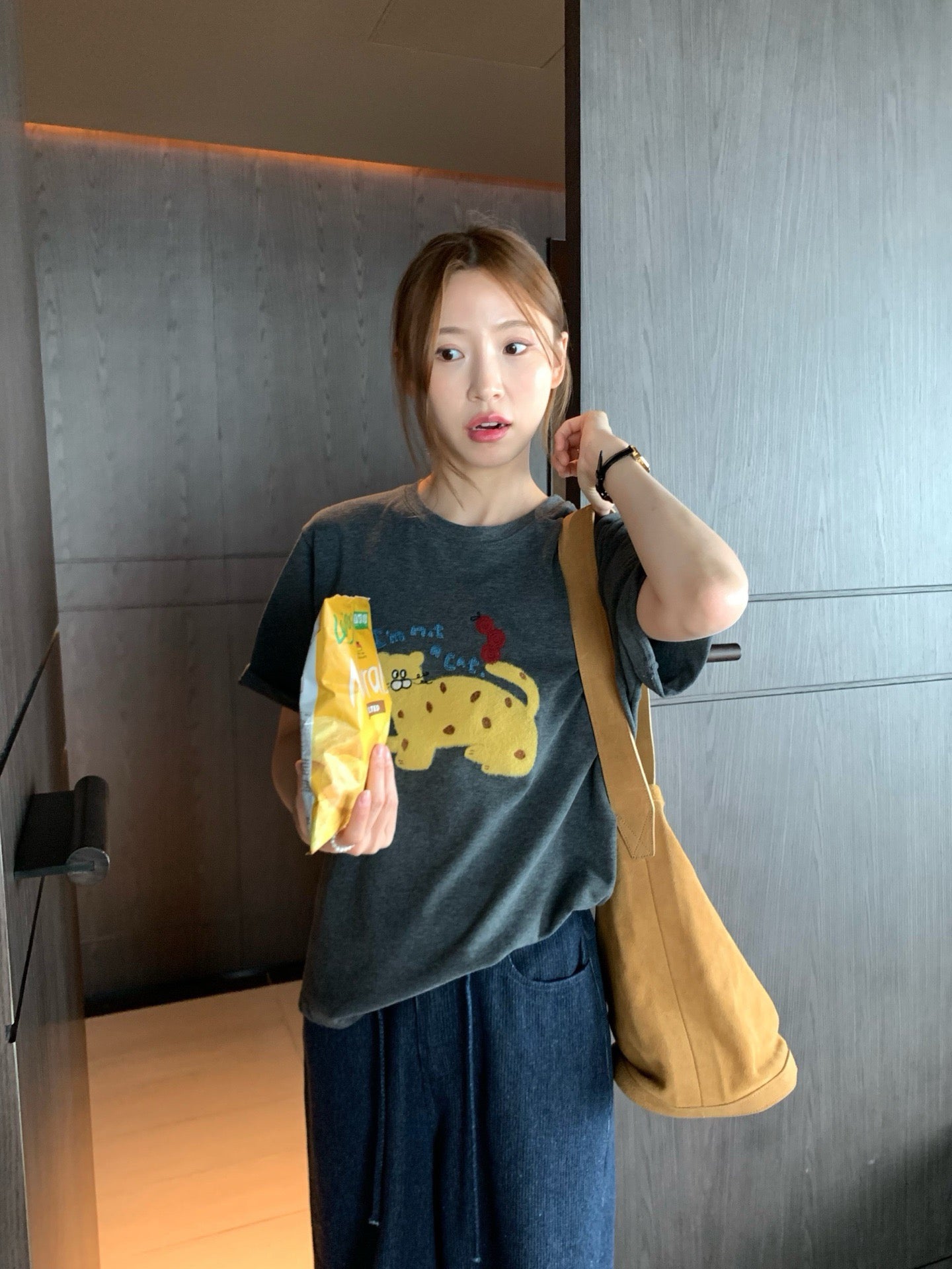 // 可愛小貓刺繡親膚磨毛感TEE