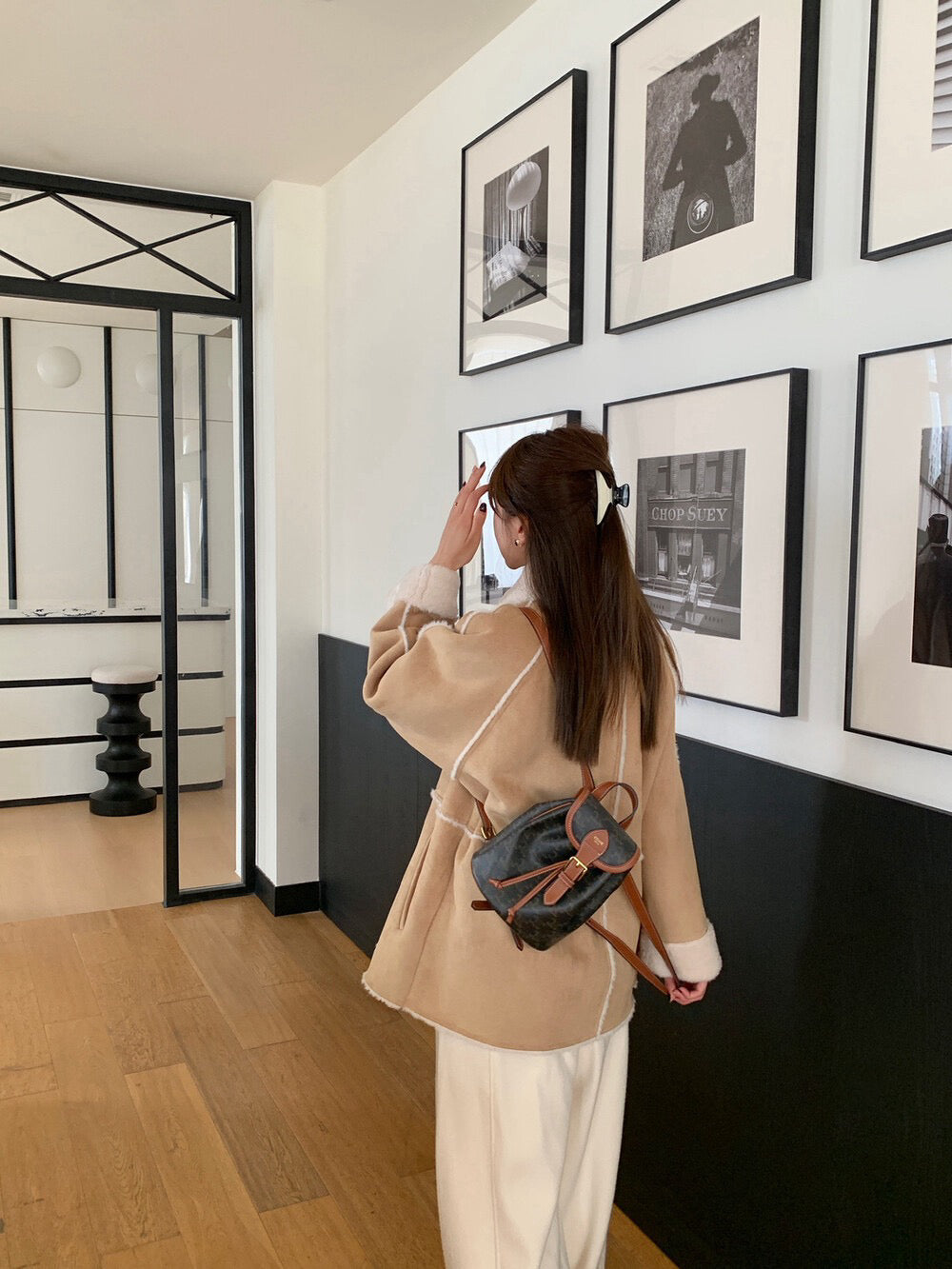 // 可立領牛角鈕皮毛一體中長外套