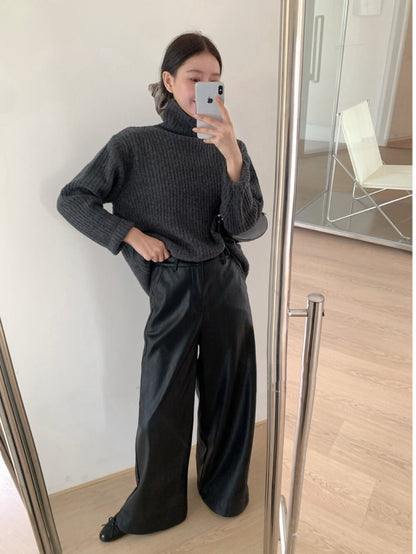 // 造型感絨底直腳皮褲