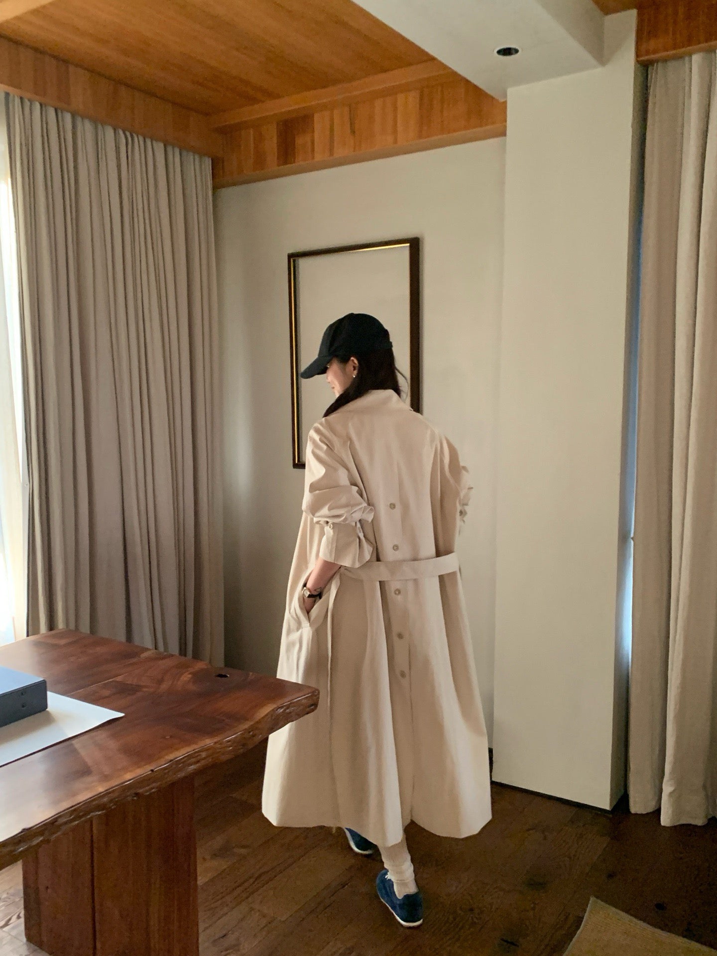 // 背後鈕扣設計翻領長款trench coat