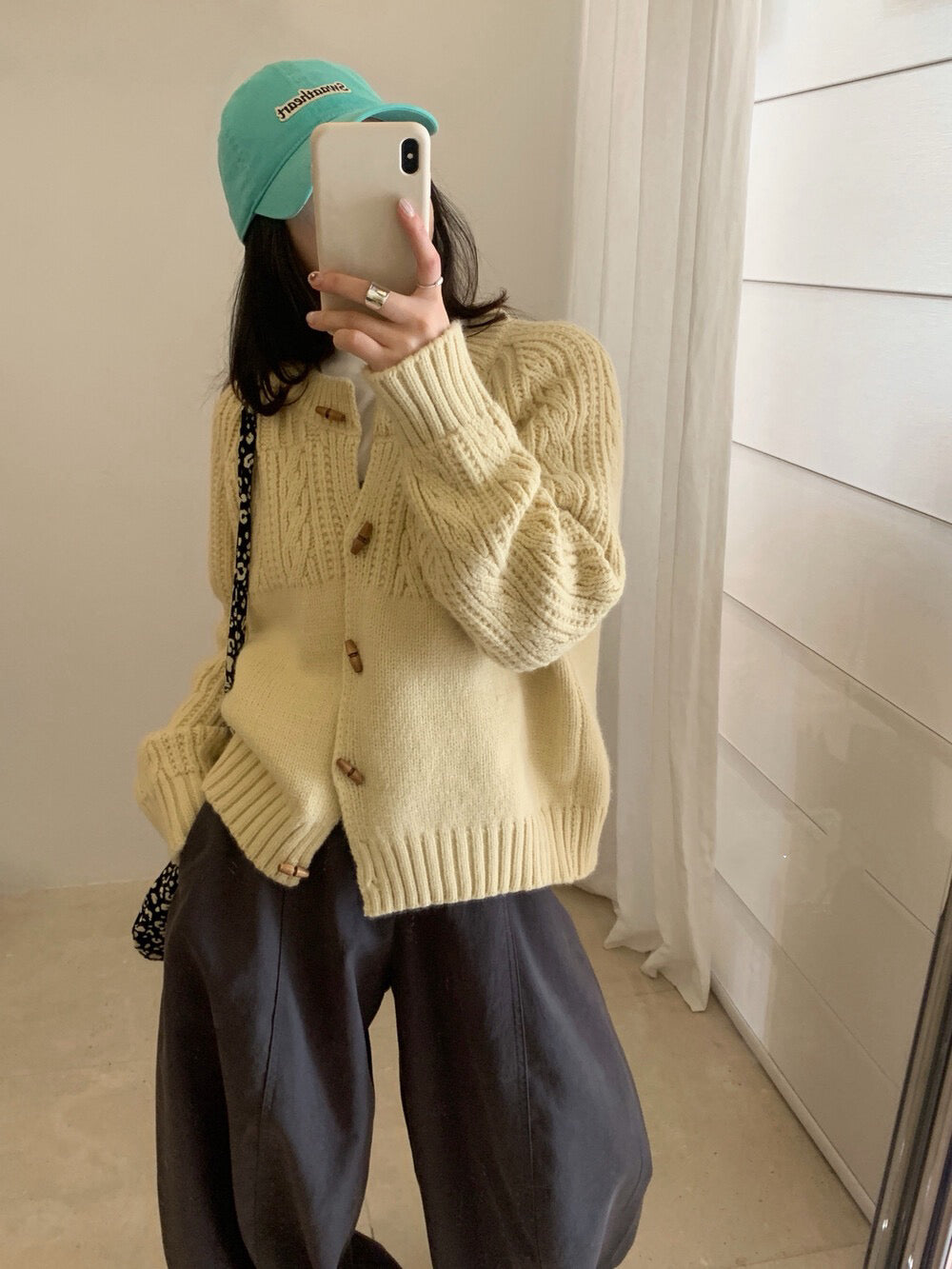 // 復古木鈕半麻花圓領CD