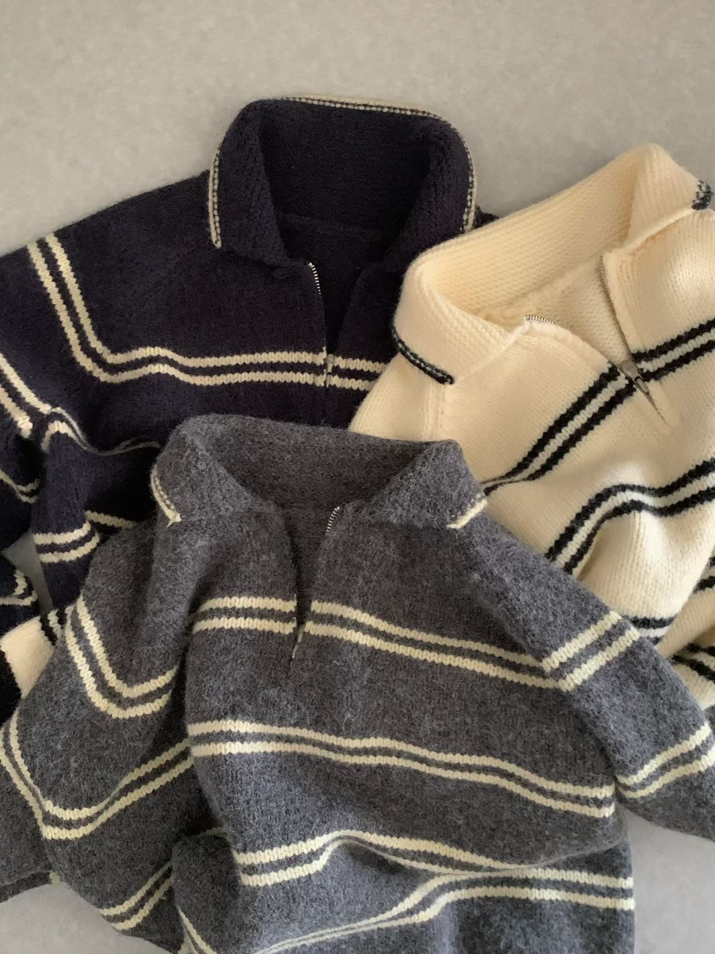 // 撞色間條邊半拉鍊毛衣