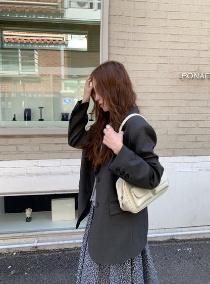 // 細節感滿滿撞色內裡西裝外套