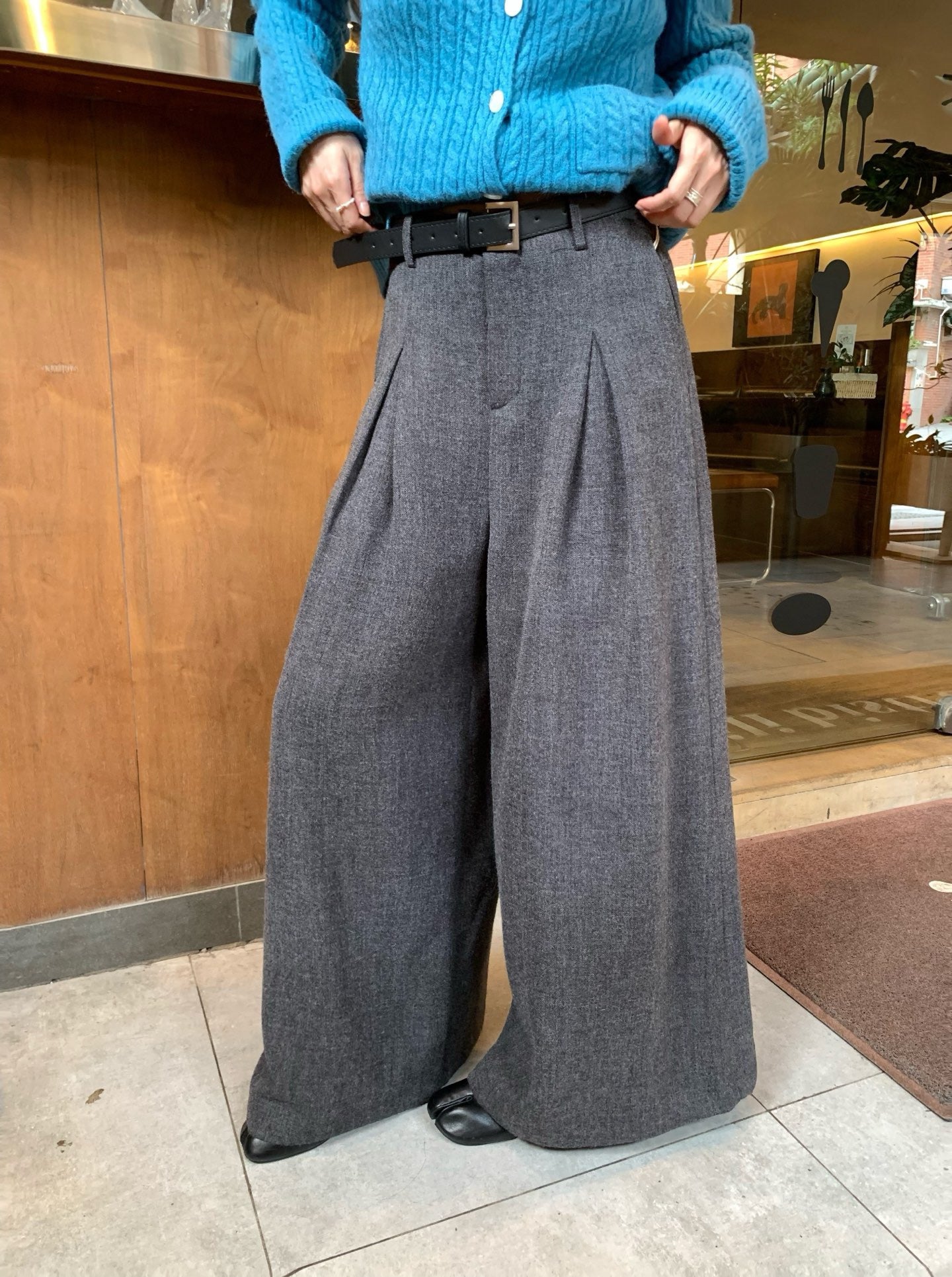 // 壓褶薄毛呢料闊腳西褲(連腰帶)