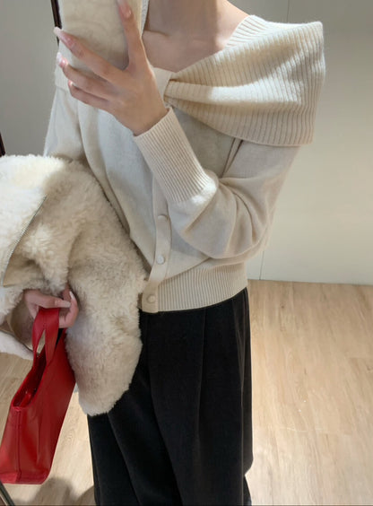 // 57%wool蝴蝶結一字領排扣NT