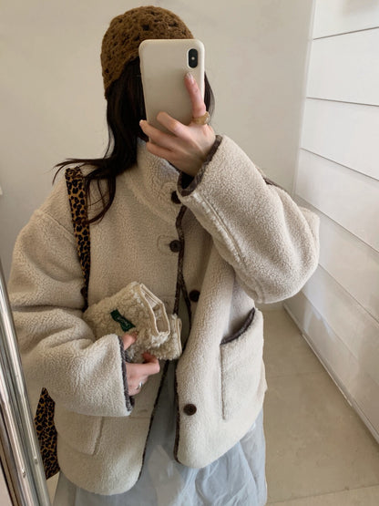 // 可雙面穿羊羔毛拼格紋外套