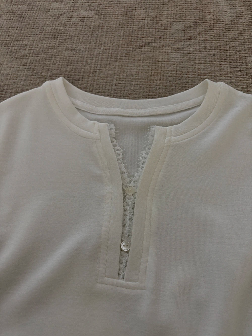 B210 / 拼接lace邊V領側褶褶長袖正肩TEE