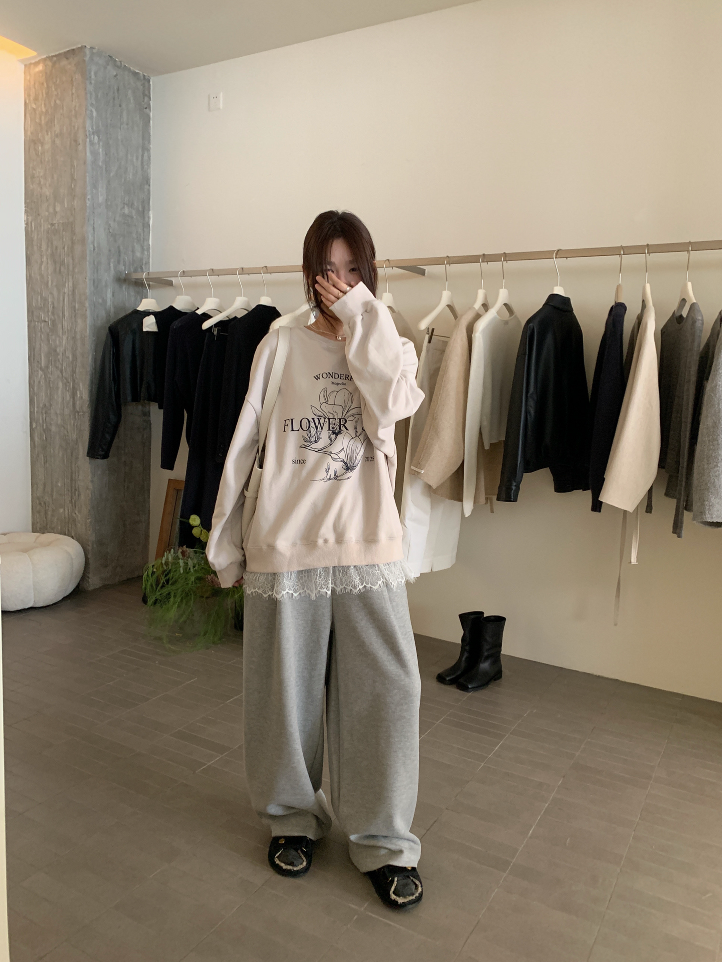 // 拼接lace腳花花圖案衛衣