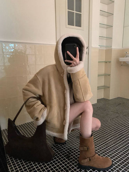 // 復古感皮毛一體連帽牛角鈕外套