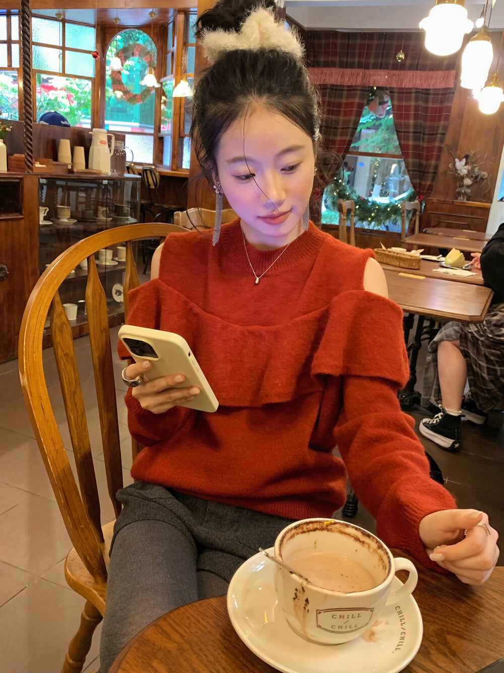 // 小性感露肩荷葉邊毛衣