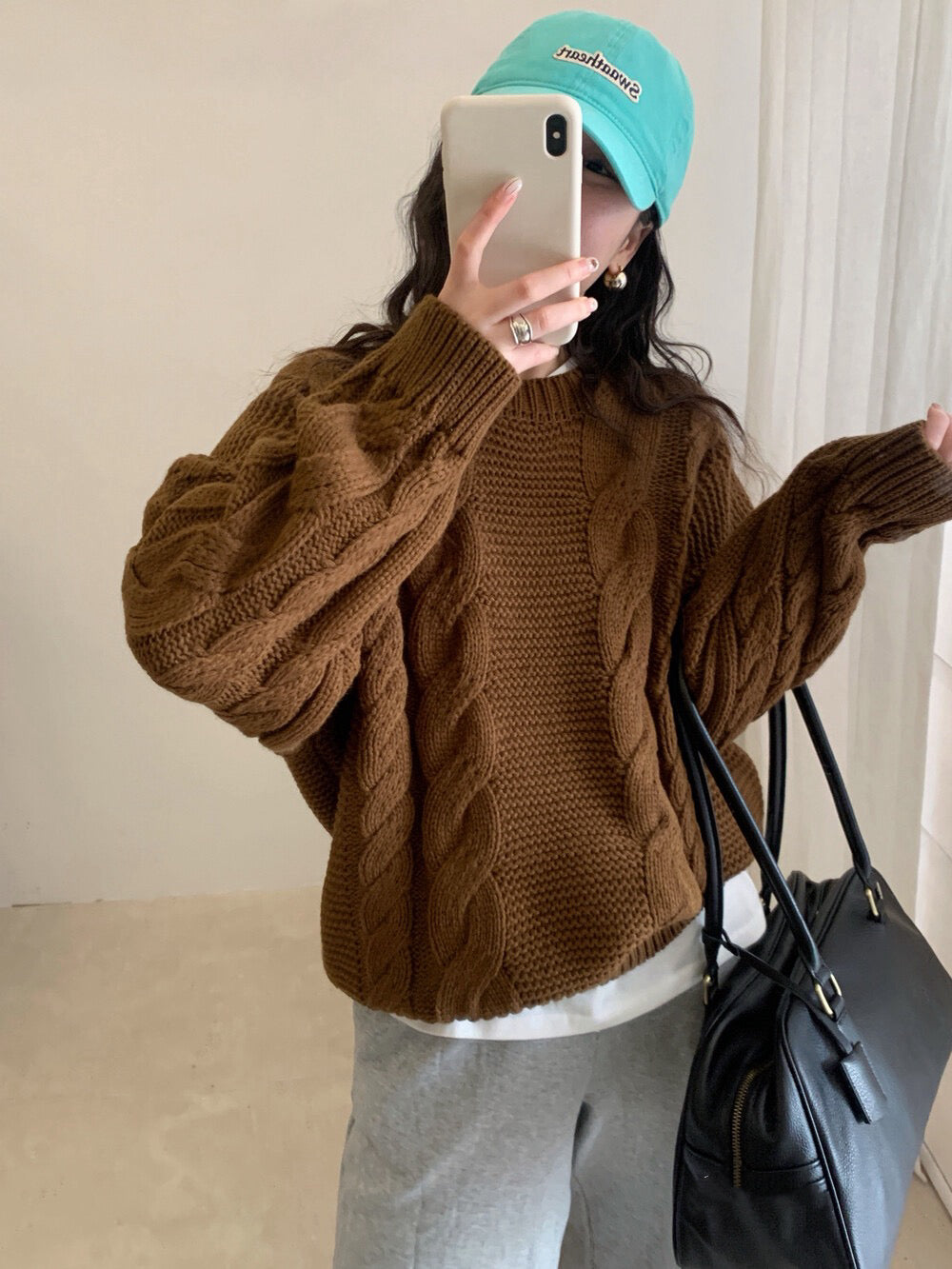 // 粗麻花圓領寬鬆毛衣