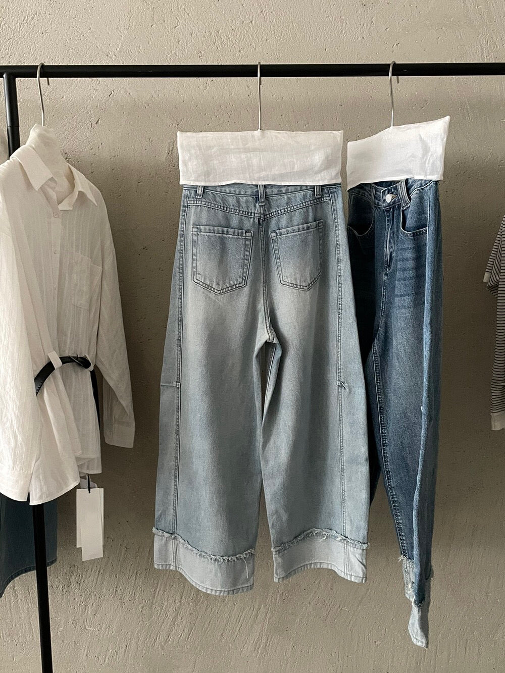 // 設計感假反褶毛邊洗水牛仔闊褲