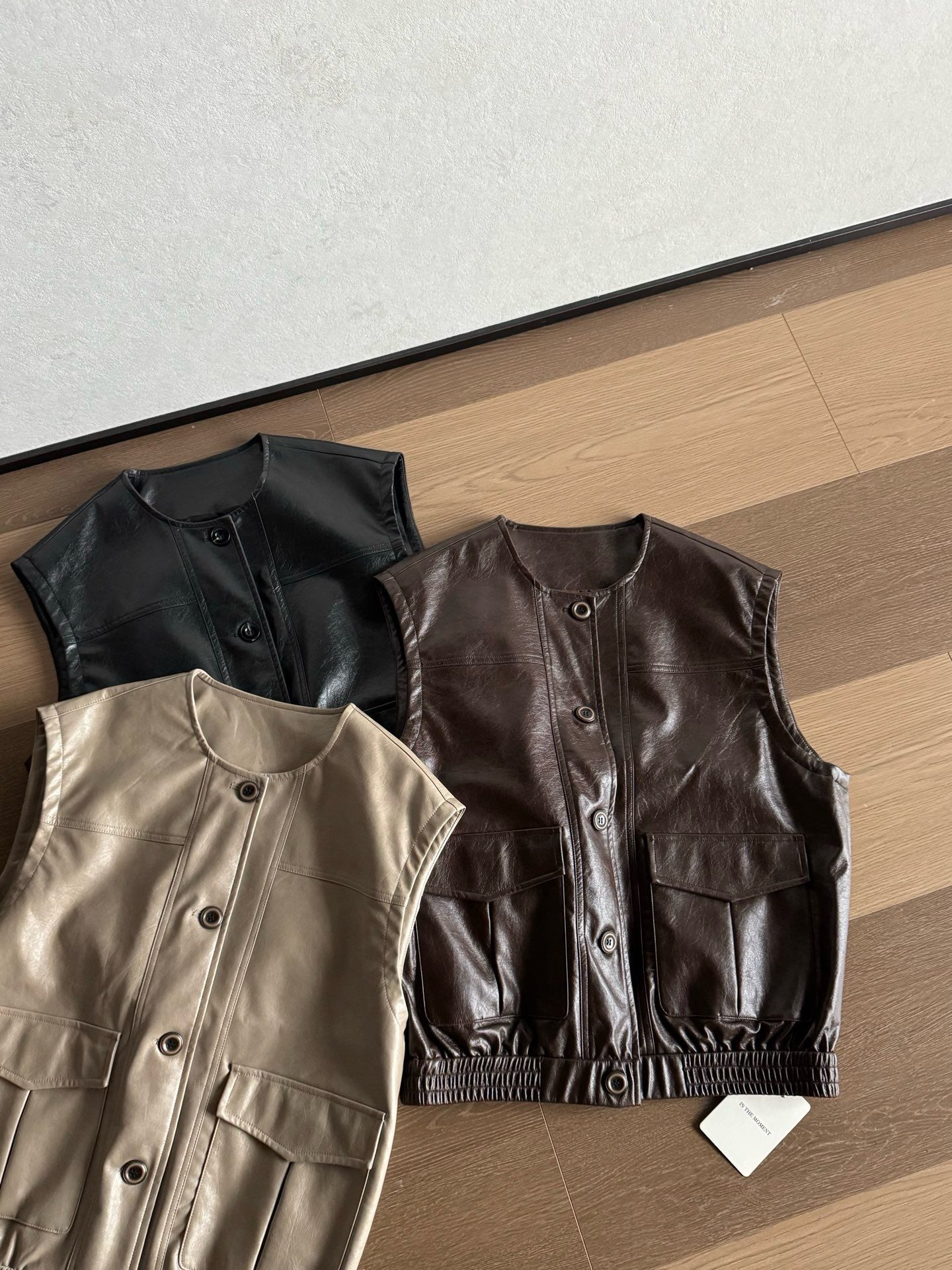 // 超帥圓領口袋彷皮背心外套