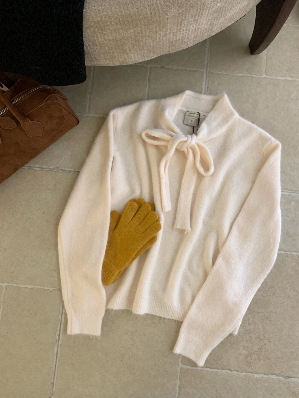 // 軟糯兔絨綁帶領毛衣