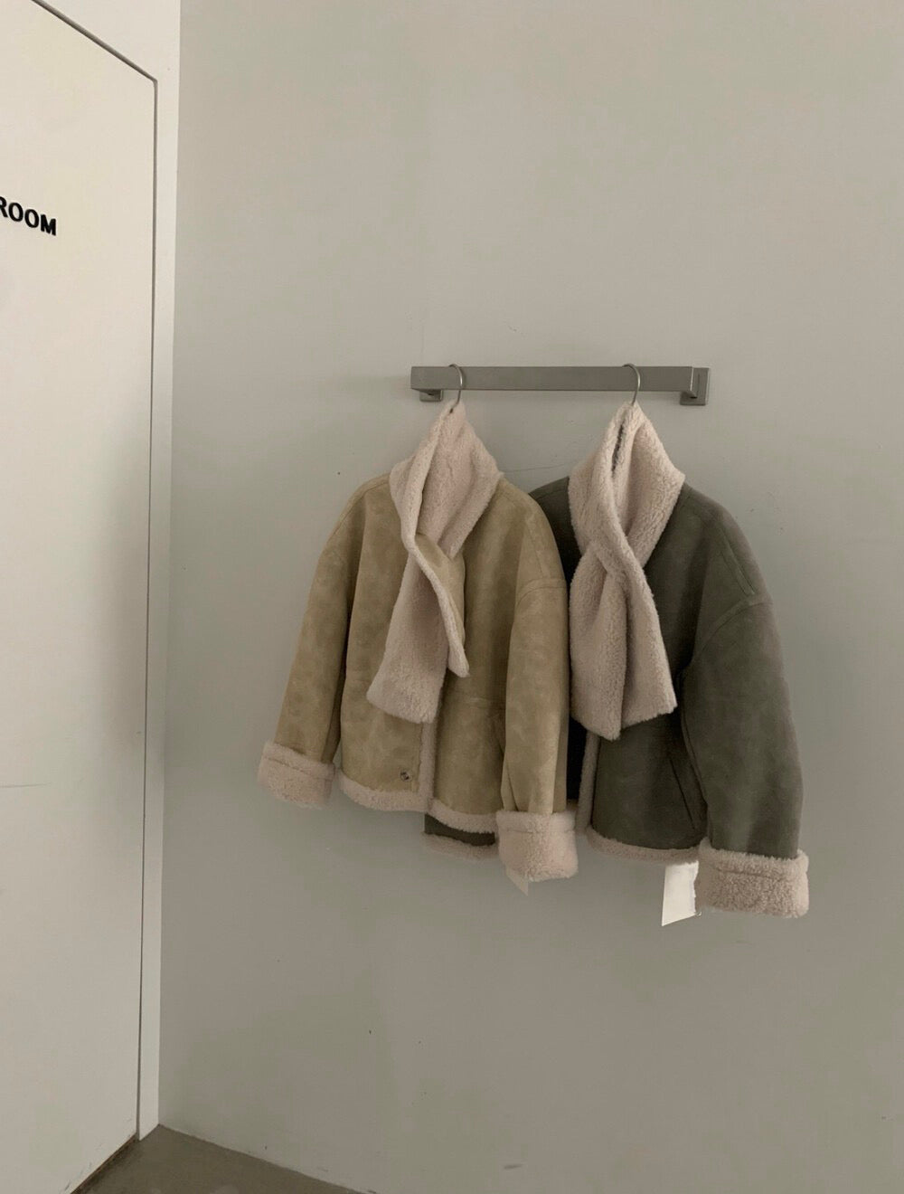 // 麂皮面皮毛一體圓領外套(連頸巾)