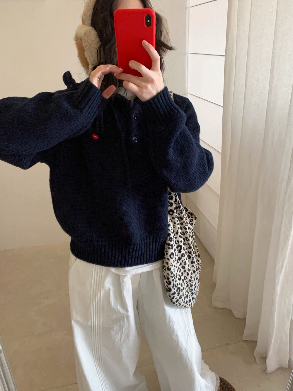 // 精緻花邊帽心心金屬貼牌毛衣