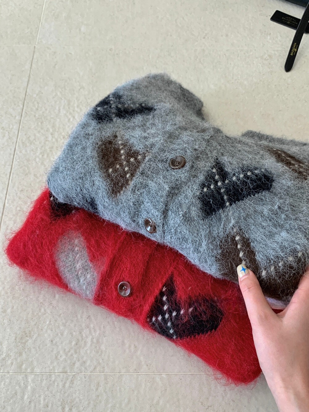 // 超美心心菱格V領CD