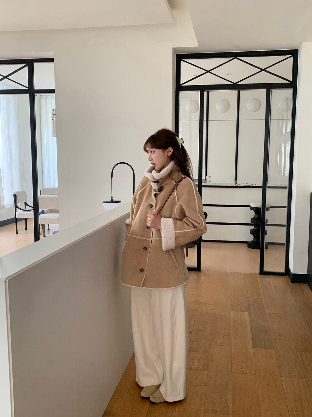 // 可立領牛角鈕皮毛一體中長外套