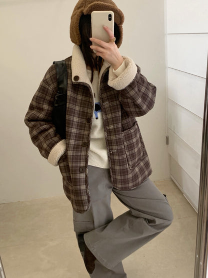 // 可雙面穿羊羔毛拼格紋外套