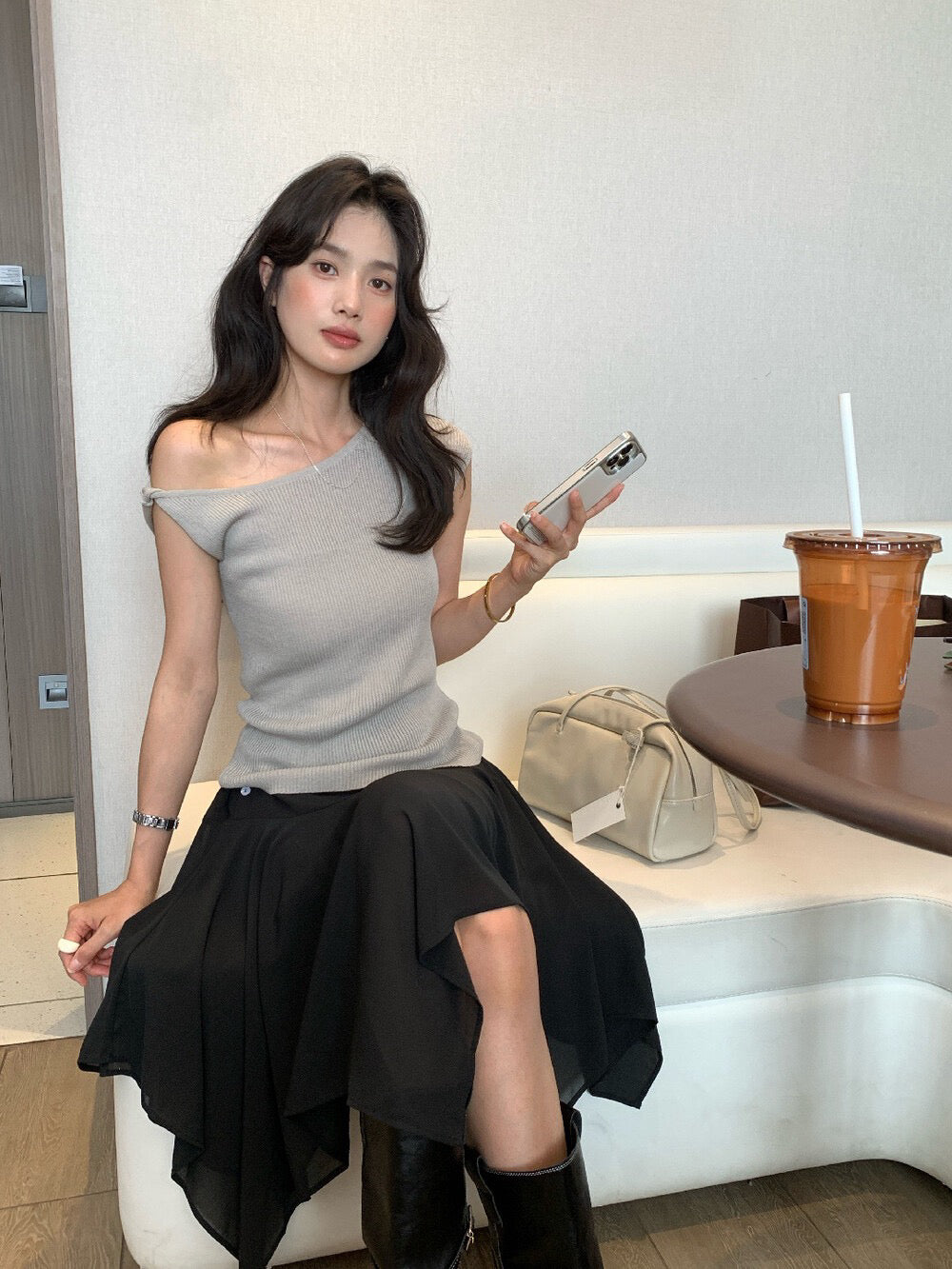 // 顯瘦麻質扭結肩針織上衣