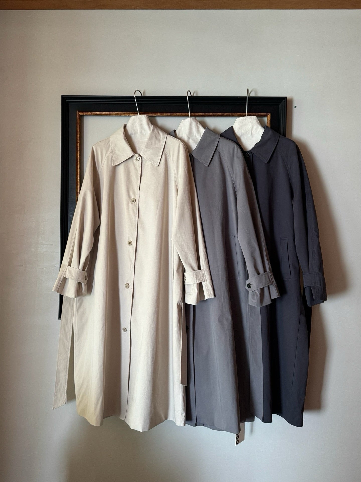 // 背後鈕扣設計翻領長款trench coat