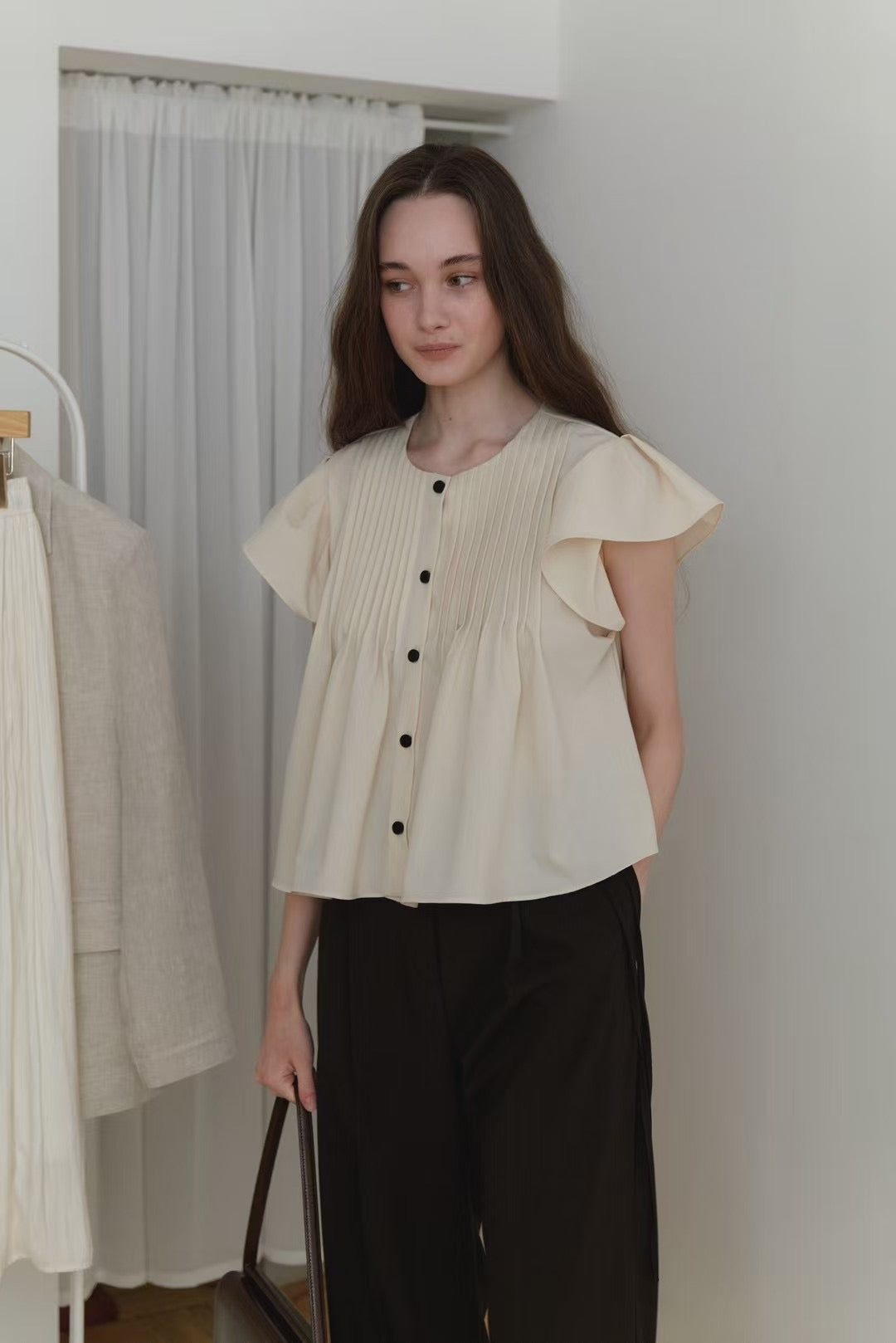 (現貨) 設計師款// 飛飛袖細壓褶微傘尾BL