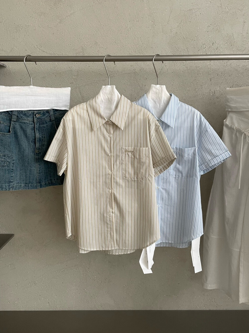 // 刺繡字口袋間條短袖SH