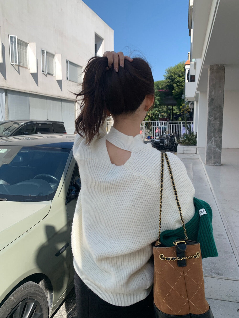 // 溫柔小性感掛頸毛衣