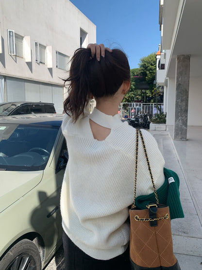 // 溫柔小性感掛頸毛衣