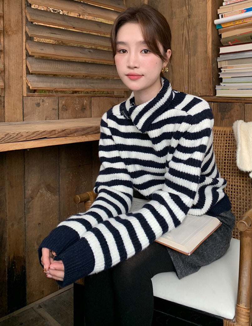 // 牛角鈕翻領設計間條NT