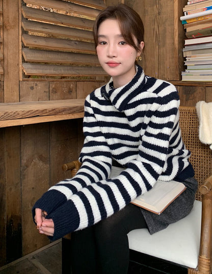 // 牛角鈕翻領設計間條NT