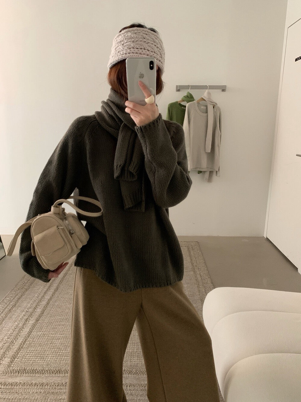 // 巨美粗針慵懶感落肩毛衣(連頸巾)