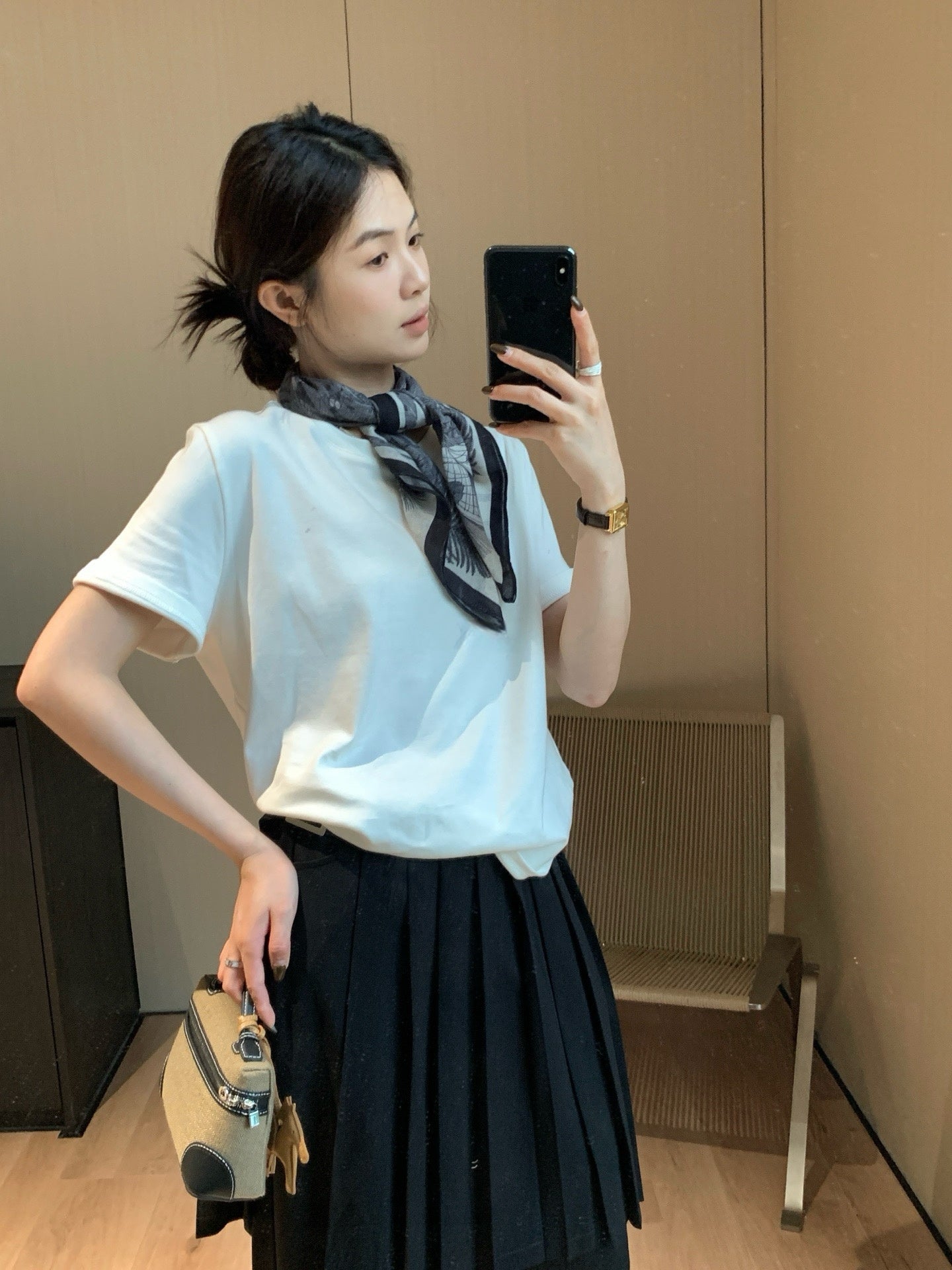 // 後字母拼色正面素色TEE
