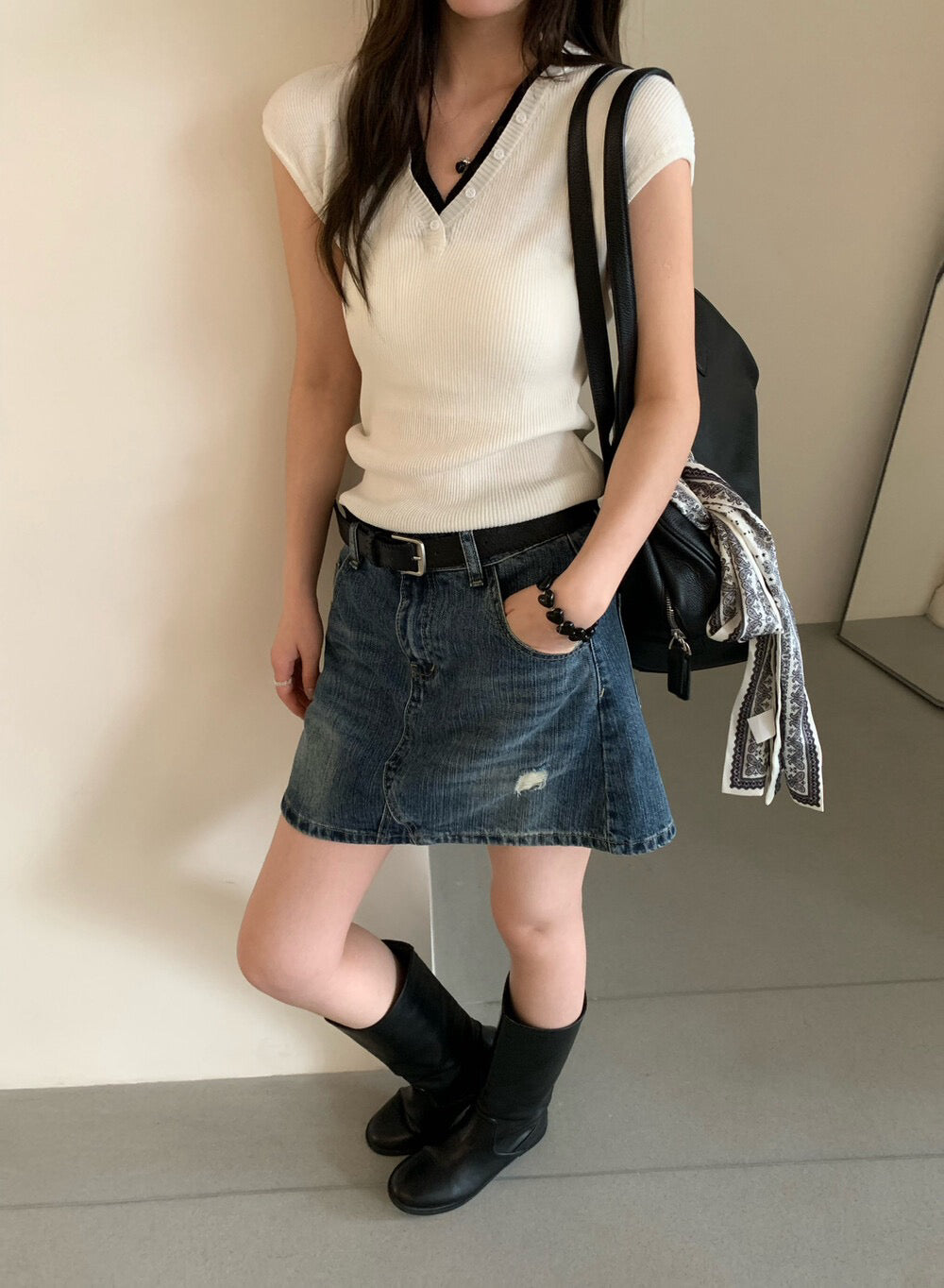 // 不規則鈕扣假兩件撞色V領針織上衣