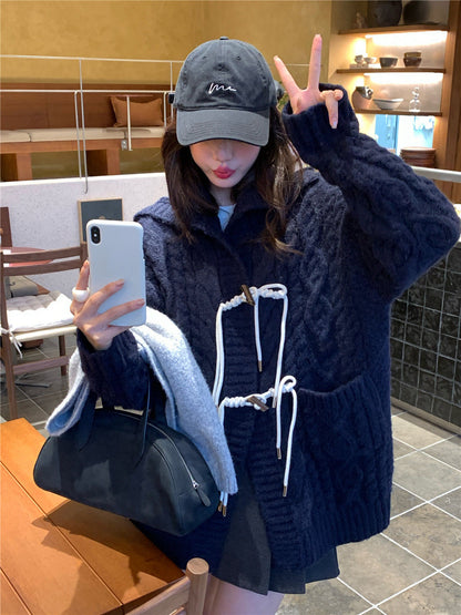 // 超重工牛角鈕麻花連帽中長CD