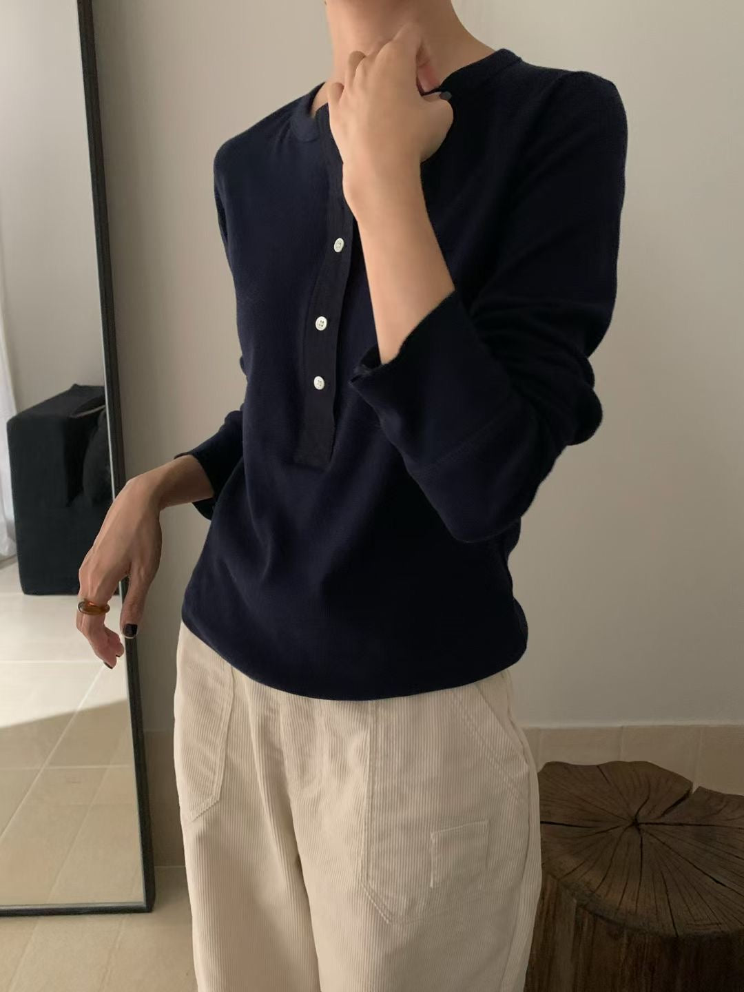 // 小設計半鈕扣基礎款TEE